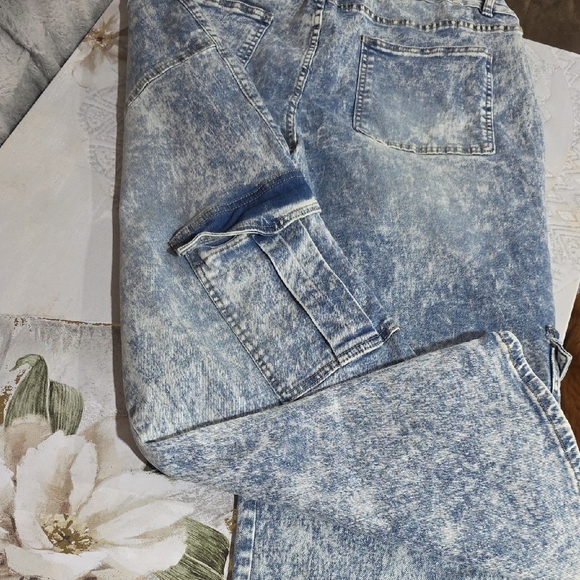 Women's High Rise Acid Wash Jeans - Picture 10 of 14